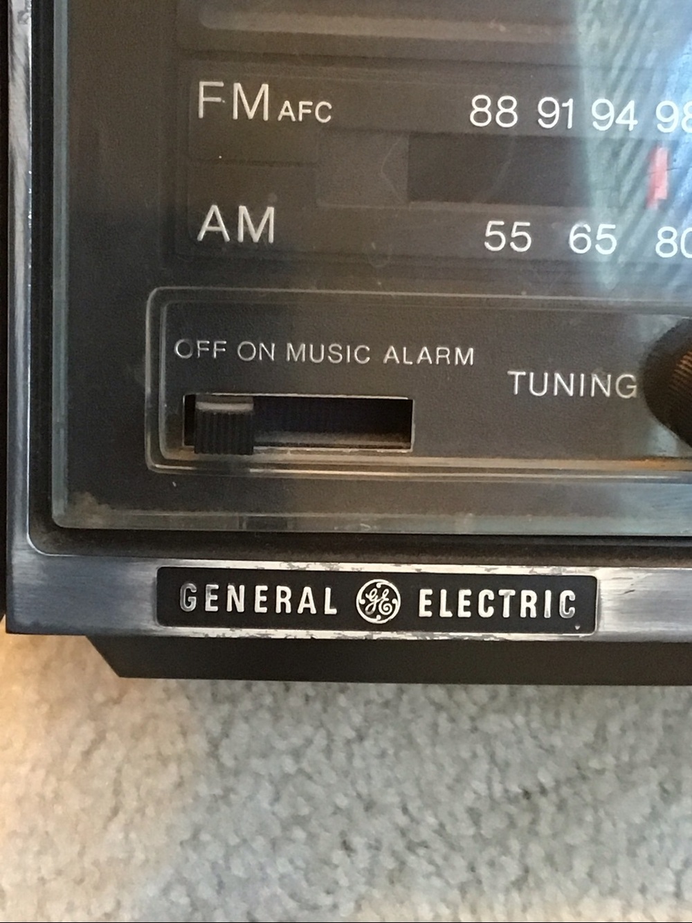 Vintage General Electric AM/FM Flip Clock Radio Alarm, model no. 7-4415B Works - Picture 14 of 15